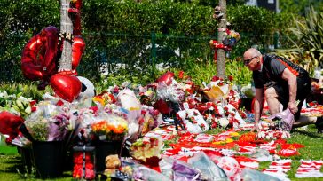 Φόρος τιμής για τον Ντιόγκο Ζότα έξω από το «Άνφιλντ»