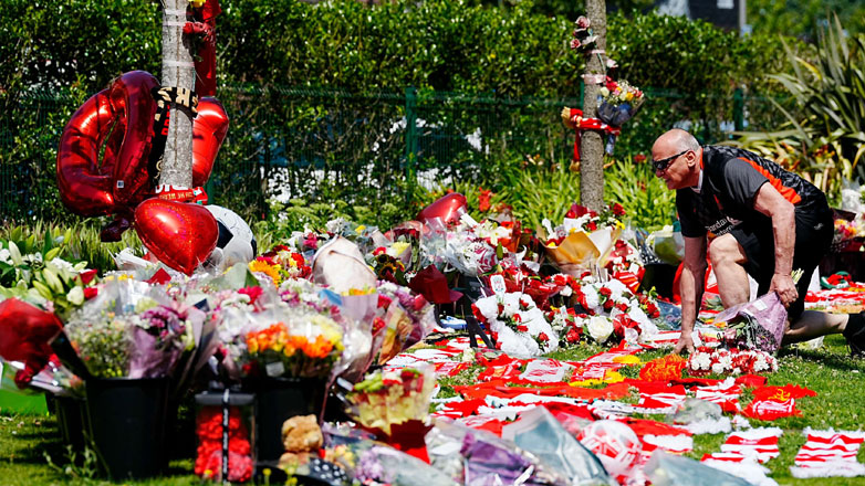 Φόρος τιμής για τον Ντιόγκο Ζότα έξω από το «Άνφιλντ»