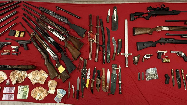 Θεσσαλονίκη: Ολόκληρο οπλοστάσιο είχαν στην κατοχή τους δύο άνδρες στη Χαλάστρα