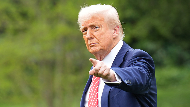 Τραμπ και Ζελένσκι θα έχουν τηλεφωνική επικοινωνία για τις παραδόσεις όπλων από τις ΗΠΑ στην Ουκρανία