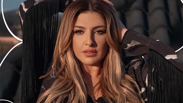 Έλενα Παπαρίζου: Η κορυφαία pop star με φόντο την Αθηναϊκή Ριβιέρα γίνεται το απόλυτο viral