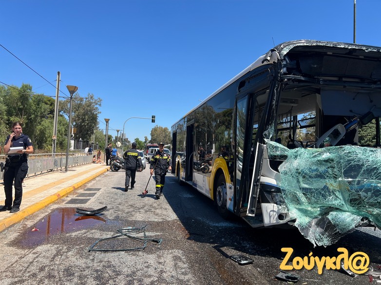 Accident rutier grav în Voula: 47 de răniți, inclusiv 17 copii, în coliziunea a două autobuze urbane Accident rutier grav în Voula: 47 de răniți, inclusiv 17 copii, în coliziunea a două autobuze urbane