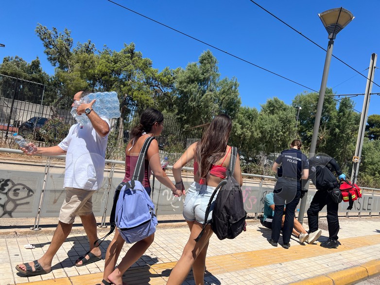 Accident rutier grav în Voula: 47 de răniți, inclusiv 17 copii, în coliziunea a două autobuze urbane Accident rutier grav în Voula: 47 de răniți, inclusiv 17 copii, în coliziunea a două autobuze urbane