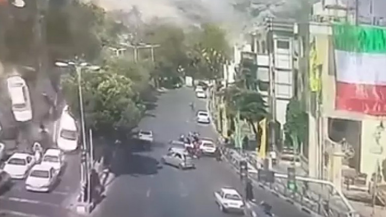 Αυτοκίνητα εκτοξευτήκαν στο αέρα από βόμβα που έπεσε στην Τεχεράνη