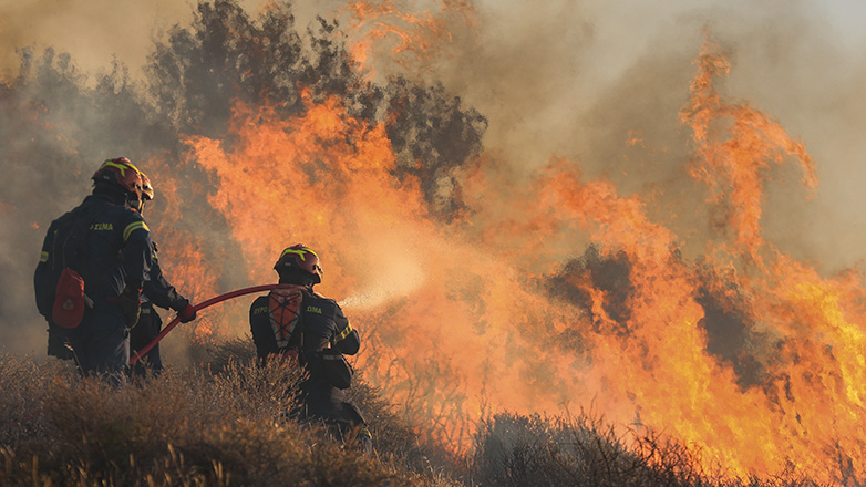 Ιεράπετρα: Συνεχίζεται για ακόμα μια μέρα η μάχη με τις φλόγες
