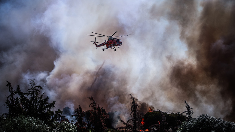Σε επιφυλακή παραμένουν ισχυρές πυροσβεστικές δυνάμεις στην περιοχή της Ραφήνας
