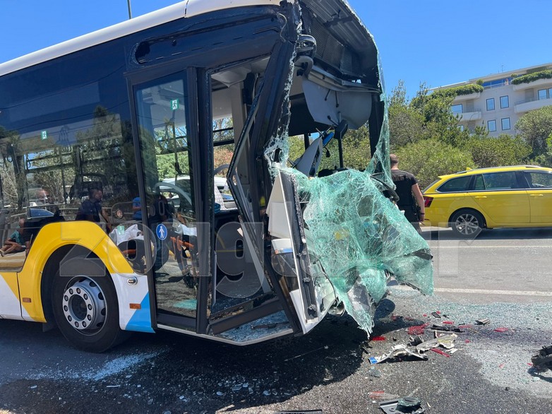 Accident rutier grav în Voula: 47 de răniți, inclusiv 17 copii, în coliziunea a două autobuze urbane Accident rutier grav în Voula: 47 de răniți, inclusiv 17 copii, în coliziunea a două autobuze urbane