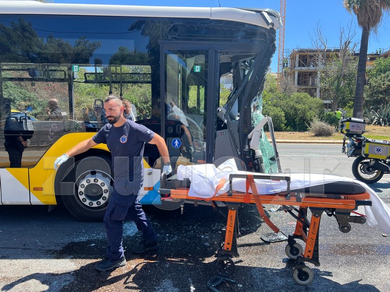 Accident rutier grav în Voula: 47 de răniți, inclusiv 17 copii, în coliziunea a două autobuze urbane Accident rutier grav în Voula: 47 de răniți, inclusiv 17 copii, în coliziunea a două autobuze urbane