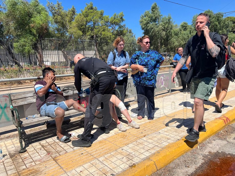 Accident rutier grav în Voula: 47 de răniți, inclusiv 17 copii, în coliziunea a două autobuze urbane Accident rutier grav în Voula: 47 de răniți, inclusiv 17 copii, în coliziunea a două autobuze urbane