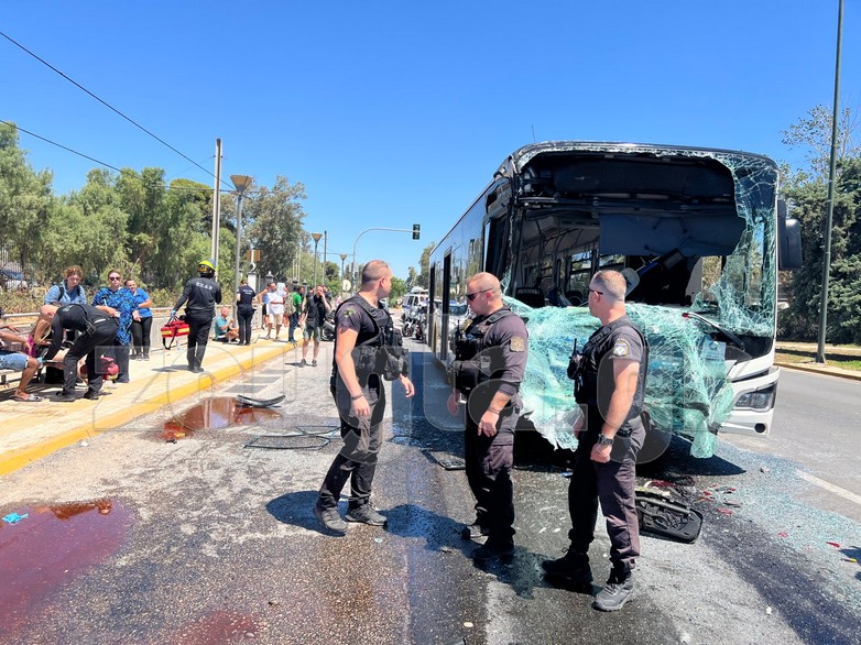 Accident rutier grav în Voula: 47 de răniți, inclusiv 17 copii, în coliziunea a două autobuze urbane Accident rutier grav în Voula: 47 de răniți, inclusiv 17 copii, în coliziunea a două autobuze urbane