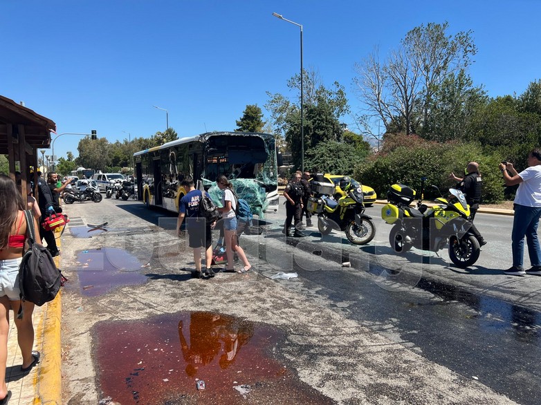 Accident rutier grav în Voula: 47 de răniți, inclusiv 17 copii, în coliziunea a două autobuze urbane Accident rutier grav în Voula: 47 de răniți, inclusiv 17 copii, în coliziunea a două autobuze urbane