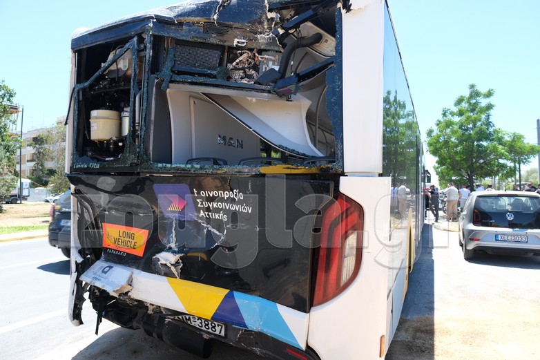Accident rutier grav în Voula: 47 de răniți, inclusiv 17 copii, în coliziunea a două autobuze urbane Accident rutier grav în Voula: 47 de răniți, inclusiv 17 copii, în coliziunea a două autobuze urbane
