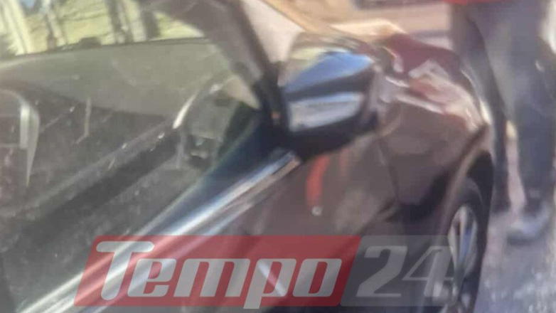 Πανικός στο κέντρο της Πάτρας από σωλήνα που έφυγε από οικοδομή και έπεσε πάνω σε αυτοκίνητα