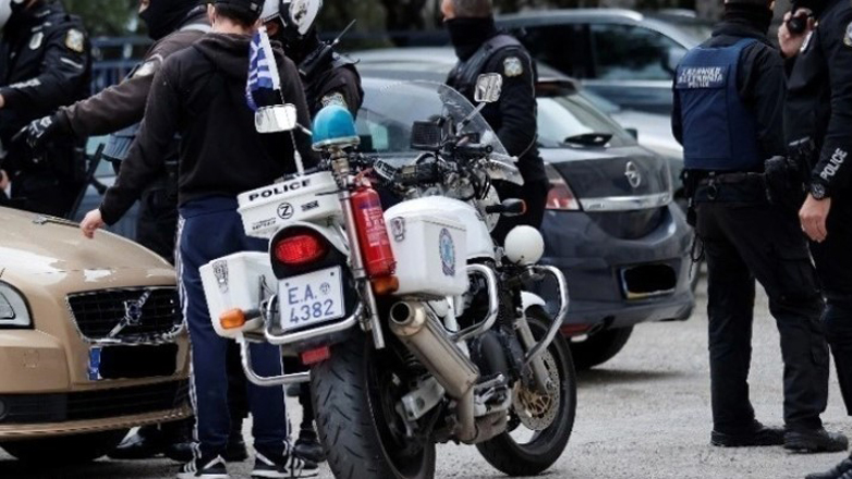 Συνελήφθησαν 12 μέλη συμμοριών για ένοπλη συμπλοκή έξω από νυχτερινό κέντρο στον Πειραιά