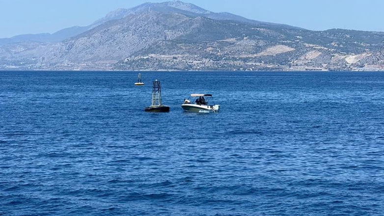 Βαρκάκια δένουν παράνομα πάνω σε σημαδούρες στο στενό Περάματος – Σαλαμίνας