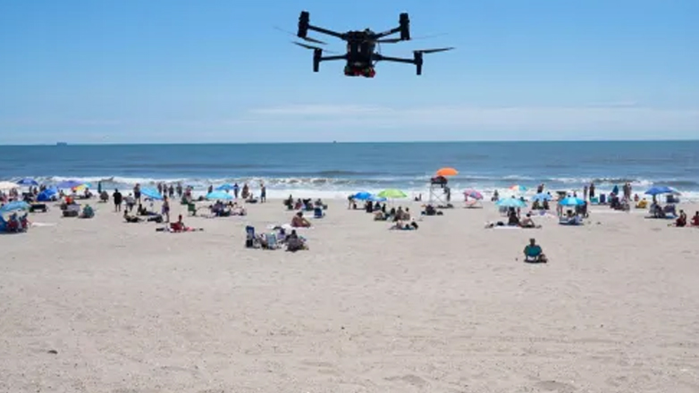 Η ΑΑΔΕ «χτενίζει» με drones τις παραλίες για αυθαιρεσίες και φοροδιαφυγή