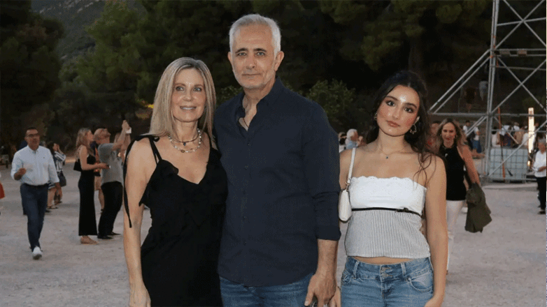 Σωκράτης Αλαφούζος: Σπάνια εμφάνιση στην Επίδαυρο με την σύντροφό του, Λάουρα και την κόρη του, Μαρίλια
