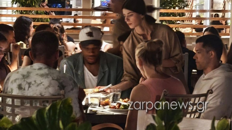 Ο δικός μας Γιάννης απολαμβάνει οικογενειακές διακοπές στα Χανιά