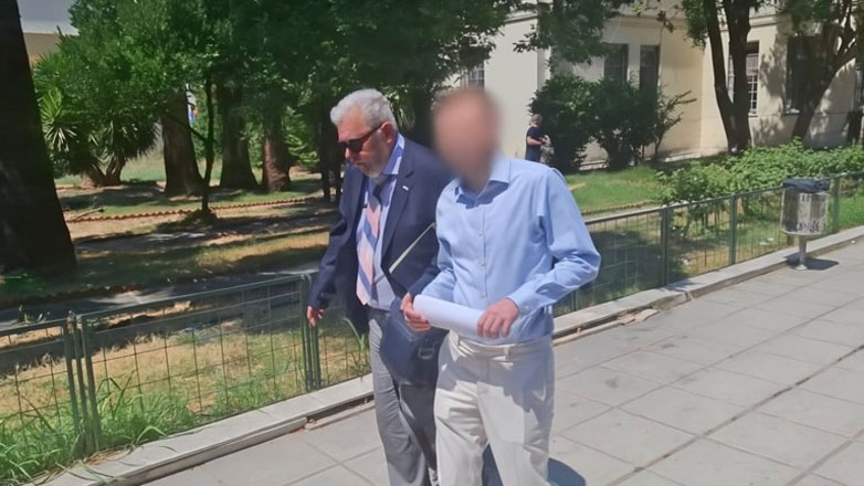 Χαμογελαστός εμφανίστηκε στα δικαστήρια ο δημοσιογράφος που εκβίαζε βουλευτή