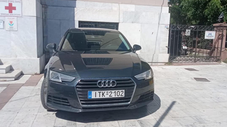 Το αυτοκίνητο του Περιφερειάρχη Βορείου Αιγαίου παρκαρισμένο επιδεικτικά παράνομα