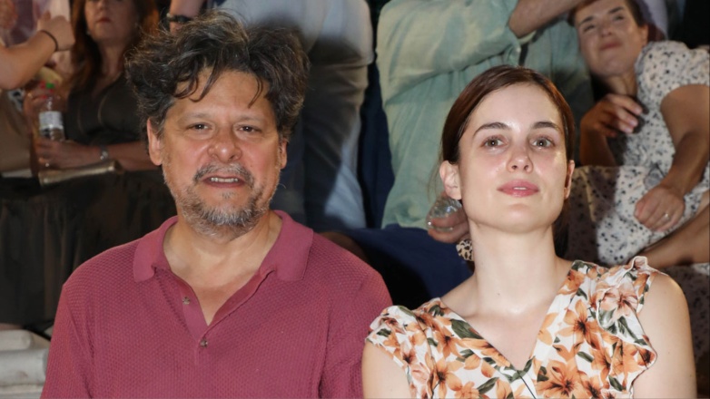 Λευτέρης Χαρίτος: Επίσημη εμφάνιση στο Ηρώδειο με τη νεαρή σύντροφό του, Σμαράγδα Αδαμοπούλου