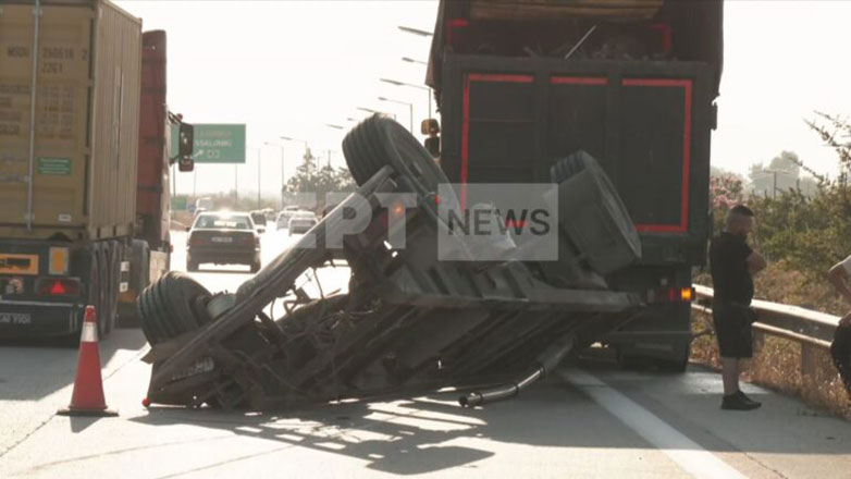 Θεσσαλονίκη: Καρότσα νταλίκας έπεσε σε ΙΧ στη ΛΕΑ στα διόδια των Μαλγάρων