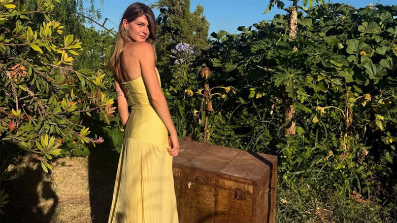 Αμαλία Κωστοπούλου: Στην Κρήτη για το γάμο καλής της φίλης – Έκλεψε τις εντυπώσεις με το φόρεμά της