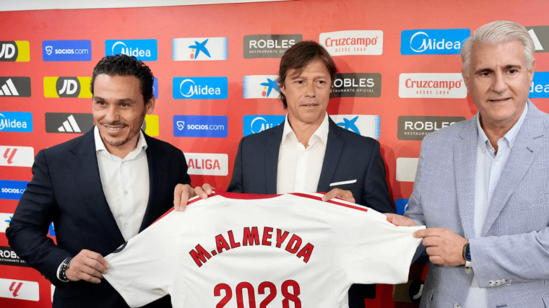 H Σεβίλλη παρουσίασε τον Ματίας Αλμέιδα!