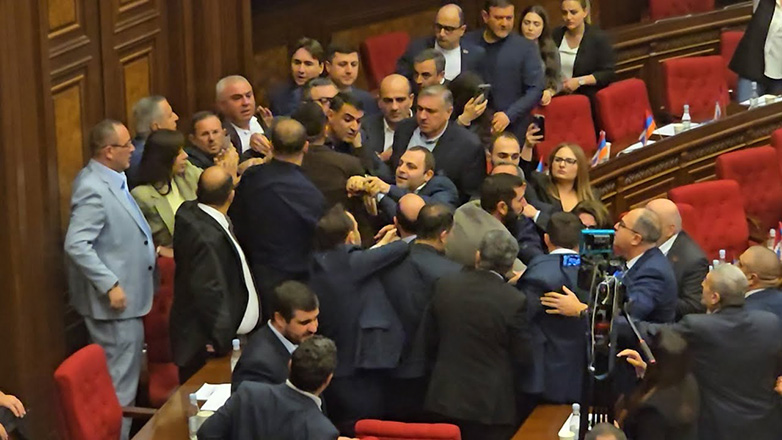 Αρμενία: Έκαναν το Κοινοβούλιο… «Αμέρικαν μπαρ»