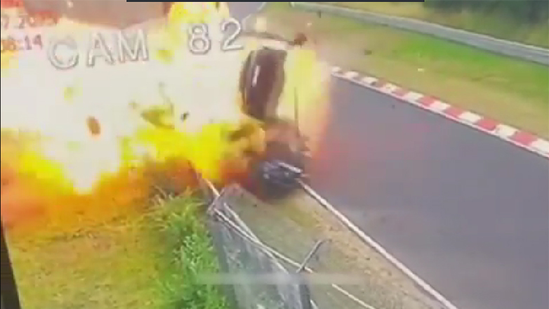Συγκλονιστικό βίντεο με τη σύγκρουση μιας Porsche με BMW που πήραν φωτιά