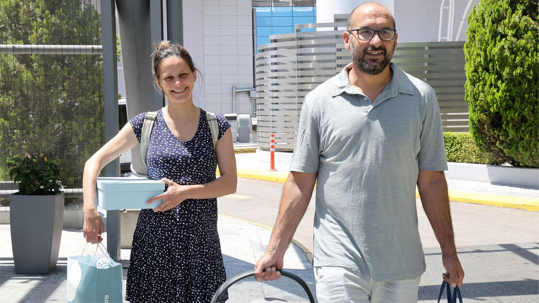 Έφη Αχτσιόγλου: Εξιτήριο από το μαιευτήριο – Στο πλευρό της ο σύζυγός της, Δημήτρης Τζανακόπουλος