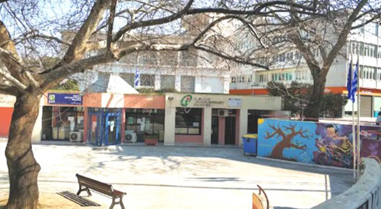 Αλλοδαπός κατέβασε από ιστό και έκαψε την ελληνική σημαία