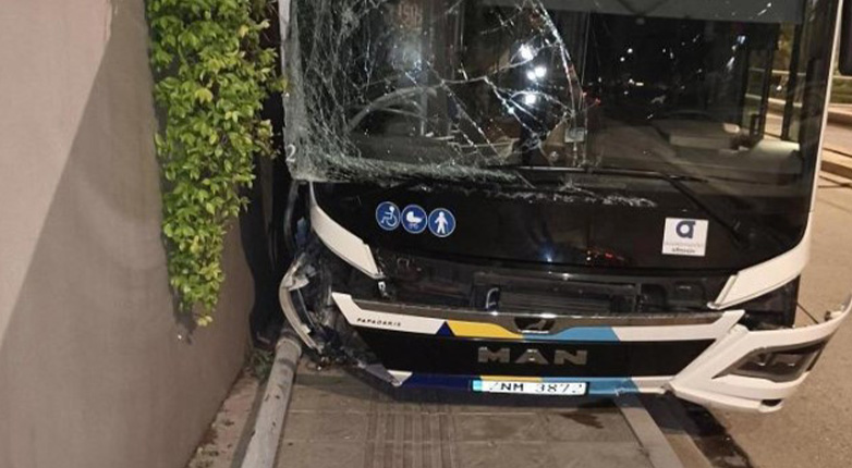 Λεωφορείο στη Λ. Βουλιαγμένης ανέβηκε σε πεζοδρόμιο ξήλωσε κολώνες και έπεσε σε περίφραξη