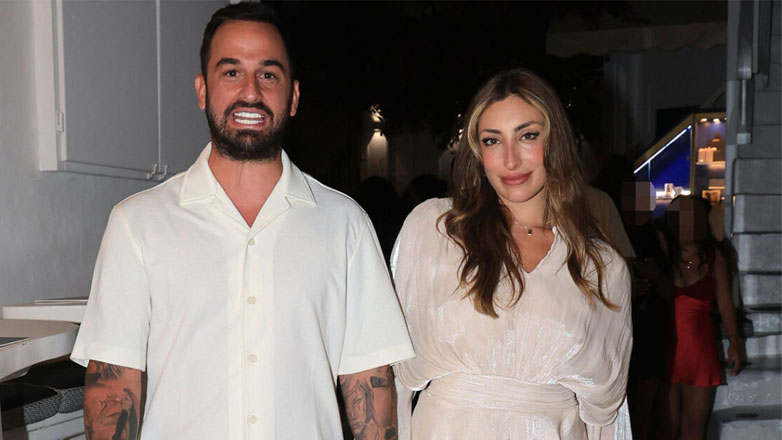 Άρης Σοϊλέδης – Μαριλίνα Κυπαρίσση: Χέρι – χέρι σε βραδινή τους βόλτα στα σοκάκια της Μυκόνου – Φωτογραφίες