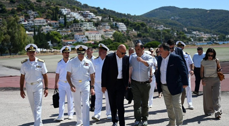 Στον Πόρο ο Δένδιας