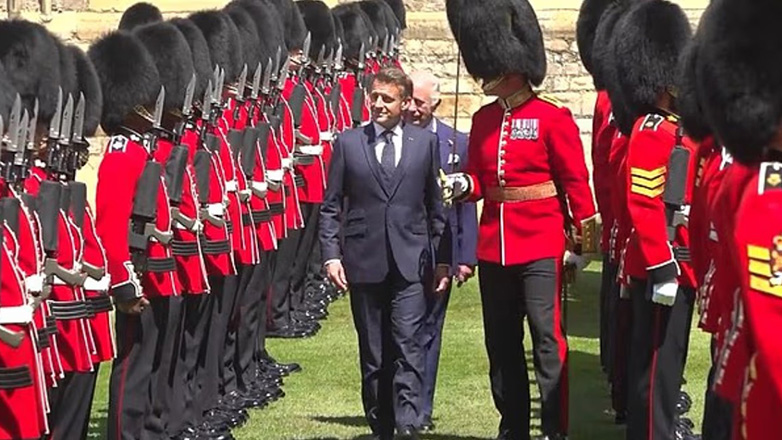 «Ναπολέων»… Μακρόν μπροστά από τον Κάρολο