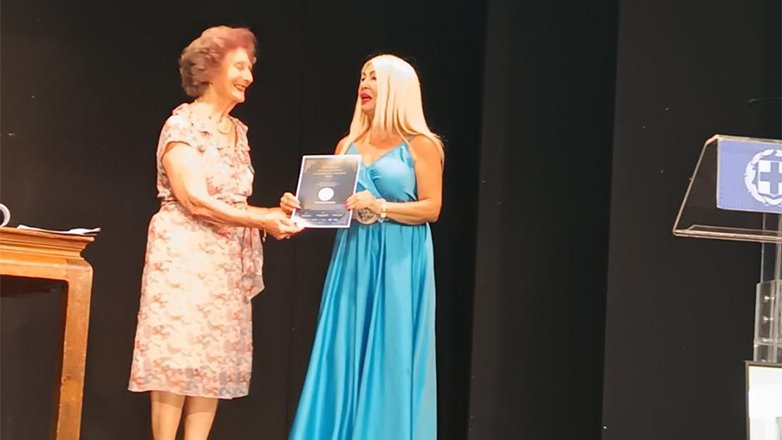 Βράβευση της Έφης Χαντζούλη στο πολιτιστικό κέντρο του Δήμου Βάρης – Βούλας και Βουλιαγμένης