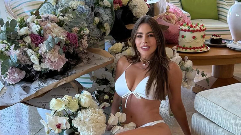Sofia Vergara: Γιόρτασε με λευκό μπικίνι τα 53α γενέθλιά της στη Σαρδηνία!