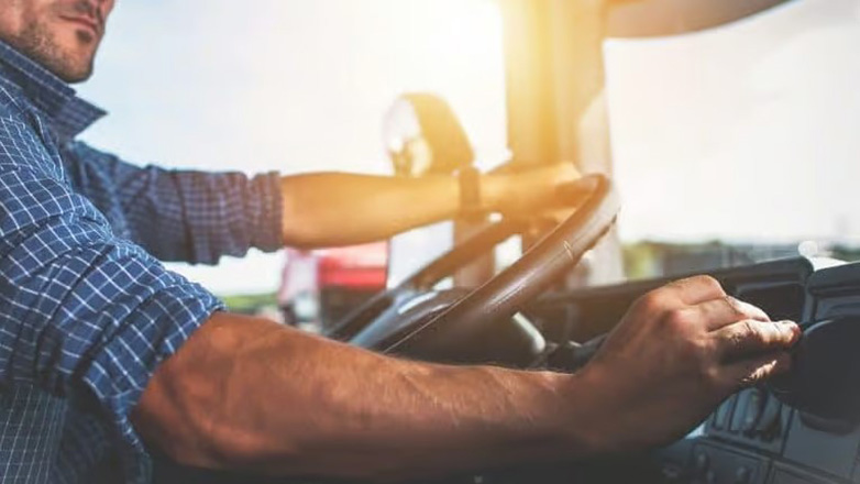 Οδηγός φορτηγού χτύπησε συνάδελφό του με σκεπάρνι στο κεφάλι