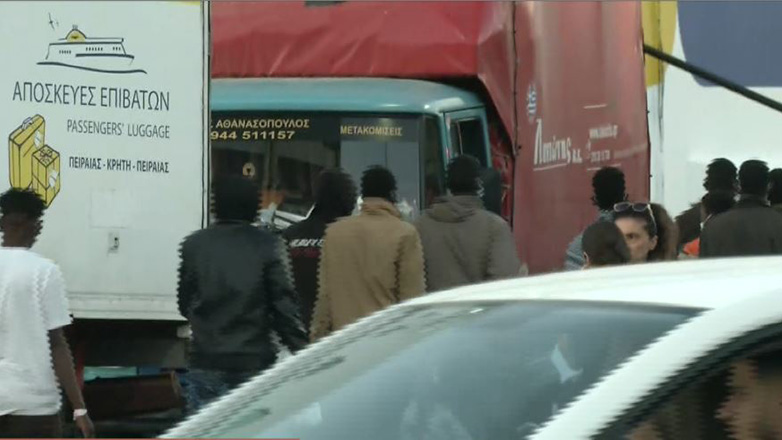 Έφτασαν οι πρώτοι 200 μετανάστες από την Κρήτη στον Πειραιά