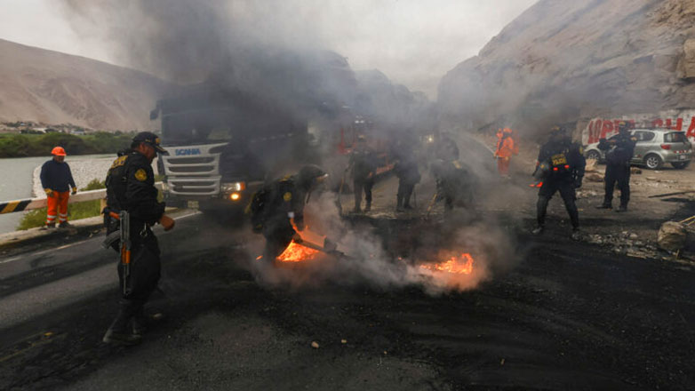 Περού: Ένας νεκρός και 20 τραυματίες σε συγκρούσεις παράνομων μεταλλωρύχων με αστυνομικούς