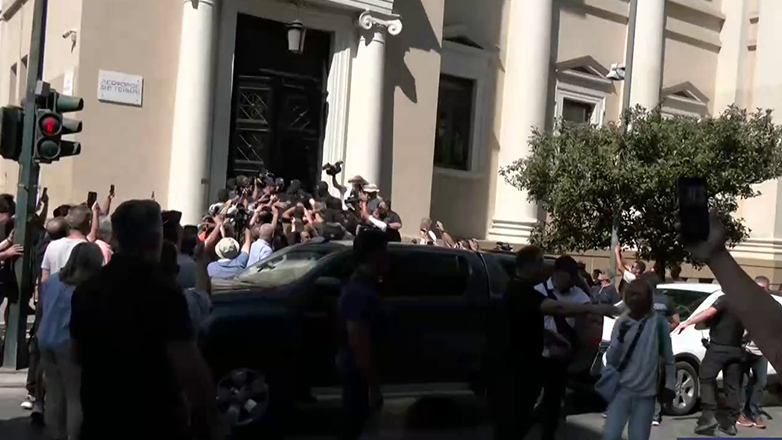 Πάτρα: Γιουχαΐσματα κατά την άφιξη της Μουρτζούκου στην ανακρίτρια