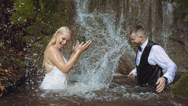 Οι καταρράκτες της Βόρειας Ελλάδας πρωταγωνιστούν στα γαμήλια άλμπουμ – Viral οι πόζες από νύφες και γαμπρούς Οι καταρράκτες της Βόρειας Ελλάδας πρωταγωνιστούν στα γαμήλια άλμπουμ – Viral οι πόζες από νύφες και γαμπρούς