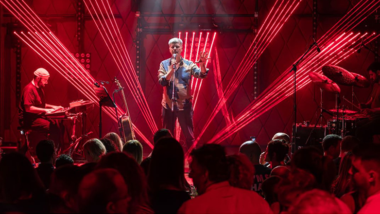 Ο Φοίβος Δεληβοριάς live στο Φεστιβάλ Πόζαρ