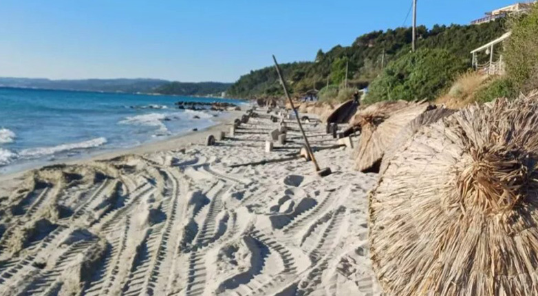 Ξήλωσε μόνος τους τις παράνομες ομπρέλες, αλλά δεν γλίτωσε το πρόστιμο