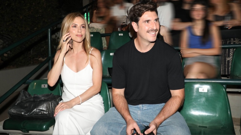 Ντορέττα Παπαδημητρίου – Γιώργος Γεροντιδάκης: Ποζάρουν μαζί στην Μυτιλήνη – Η κοινή τους εμφάνιση στο Φεστιβάλ Σαπφούς