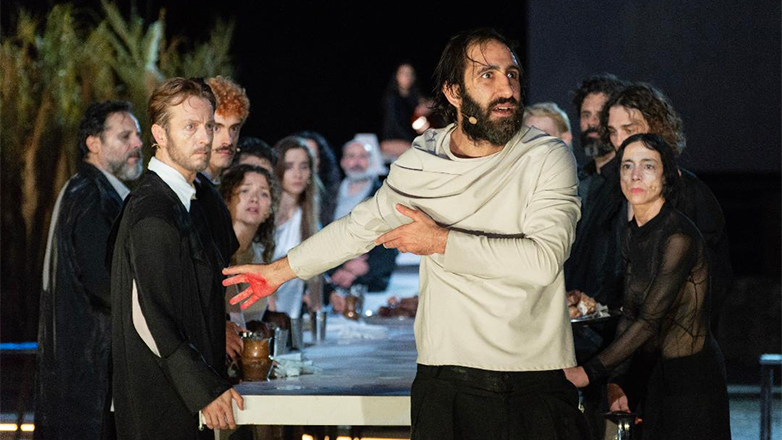 «ζ – η – θ, ο Ξένος» στο Αρχαίο Θέατρο Επιδαύρου – Μια υπαρξιακή περιπλάνηση που καθήλωσε το κοινό