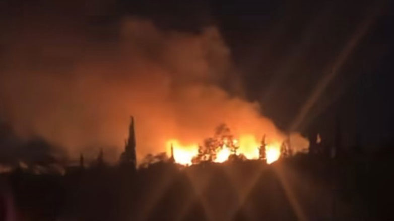 Οριοθετήθηκε η φωτιά στο Ποικίλο Όρος ανάμεσα σε Ζωφριά και Καματερό