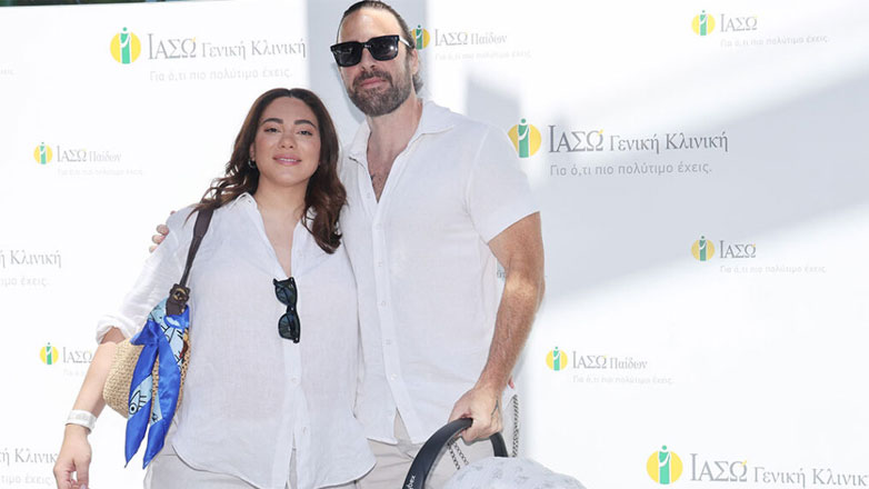 Ευρυδίκη Βαλαβάνη: Πήρε εξιτήριο από το μαιευτήριο με τον γιο της – Στο πλευρό τους ο Γρηγόρης Μόργκαν