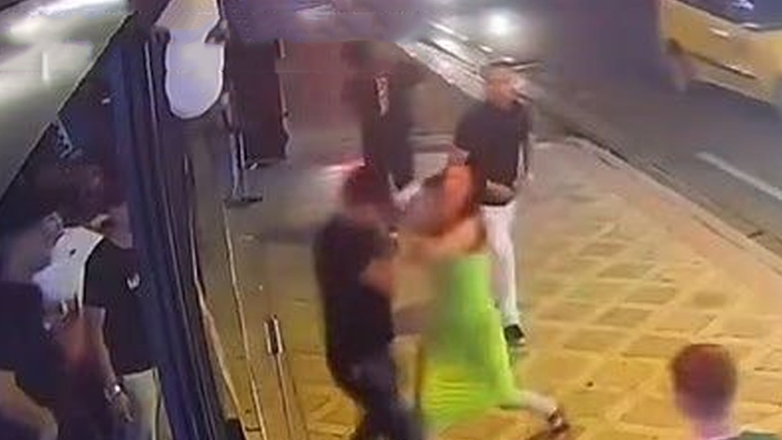 Τούρκοι πορτιέρηδες ξυλοφορτώνουν τουρίστριες